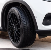 Léto na silnicích: intenzivnější provoz, vyšší riziko. Správné pneumatiky rozhodují